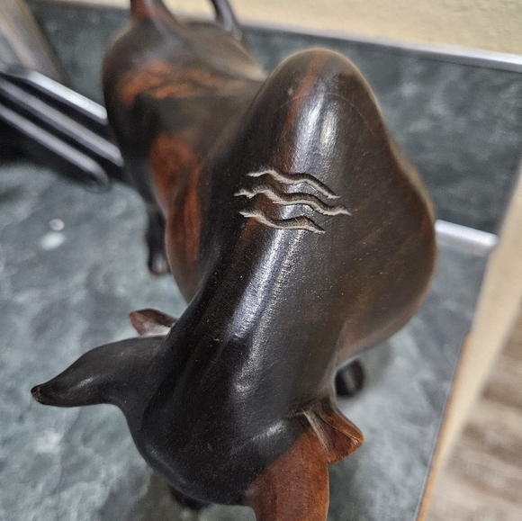 Handcrafted wooden Bull from the Phillipines - Picture 4 of 8